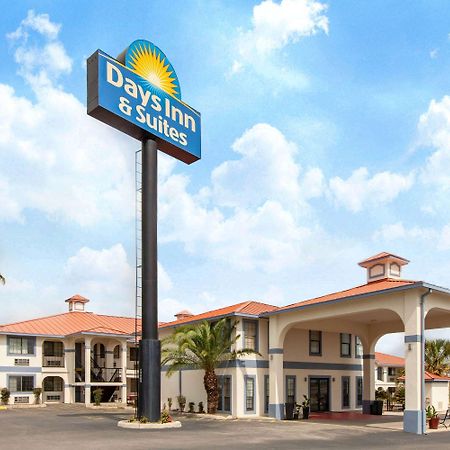 Days Inn & Suites By Wyndham Braunig Lake Elmendorf Extérieur photo