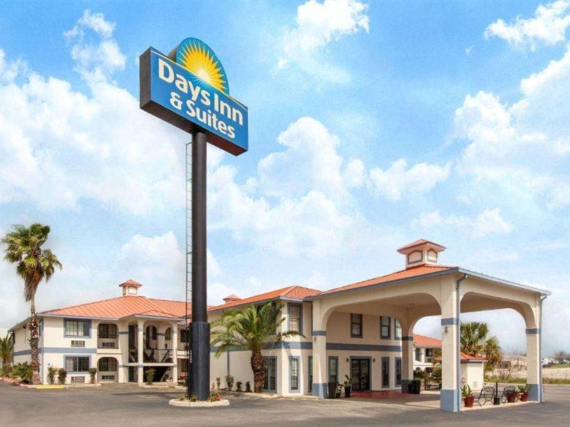 Days Inn & Suites By Wyndham Braunig Lake Elmendorf Extérieur photo