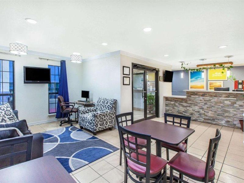 Days Inn & Suites By Wyndham Braunig Lake Elmendorf Extérieur photo