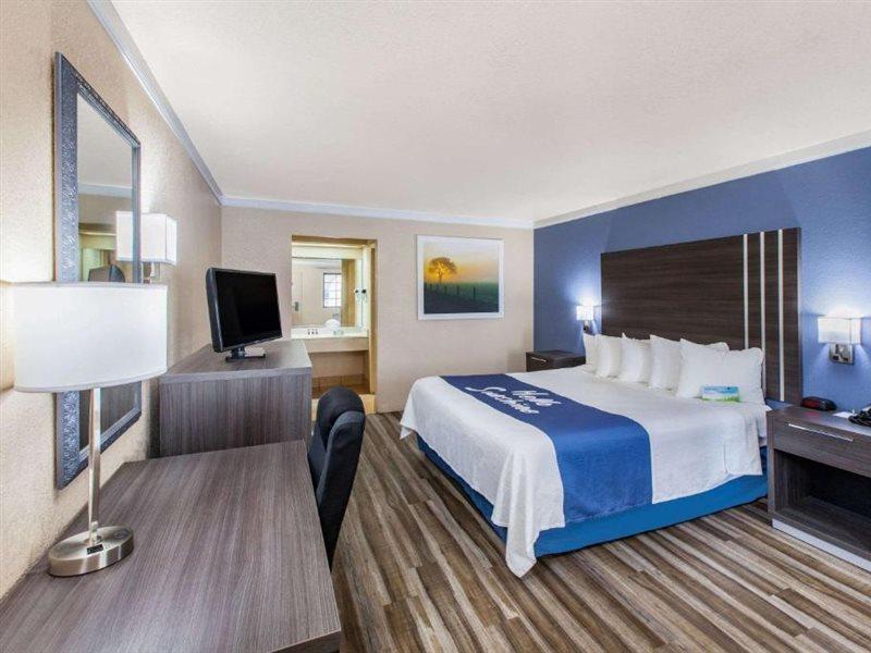 Days Inn & Suites By Wyndham Braunig Lake Elmendorf Extérieur photo