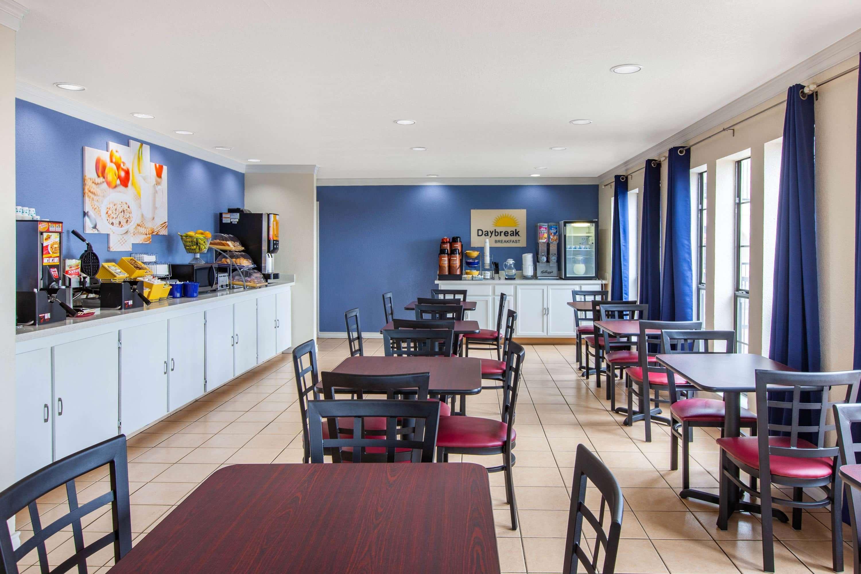 Days Inn & Suites By Wyndham Braunig Lake Elmendorf Extérieur photo
