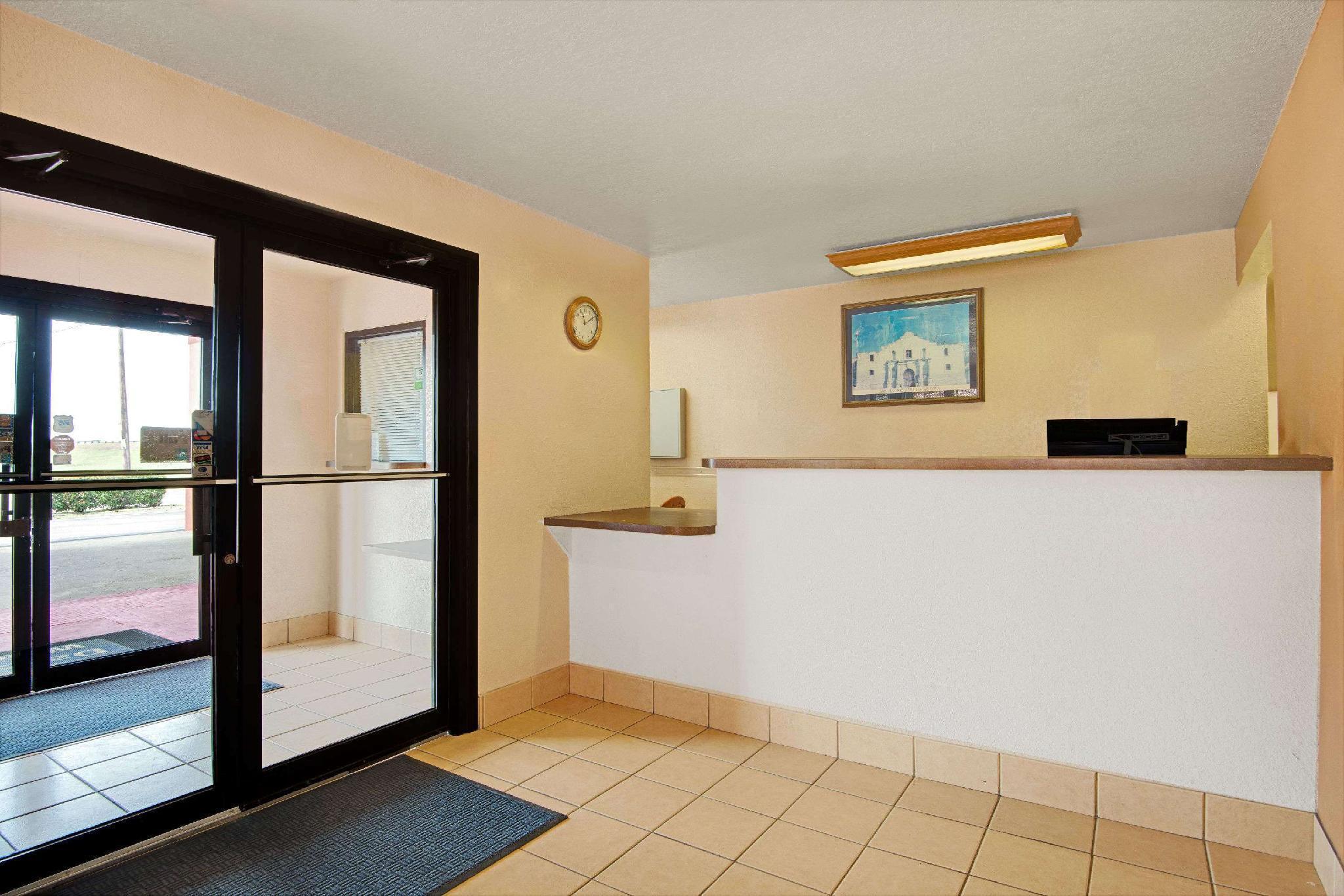 Days Inn & Suites By Wyndham Braunig Lake Elmendorf Extérieur photo
